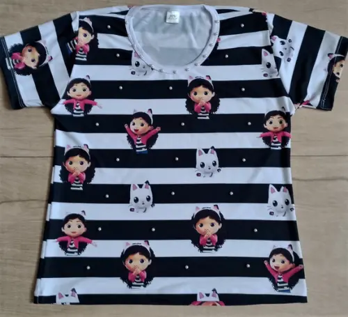 Camiseta Casa Mágica da Gabby com Strass e Pérolas