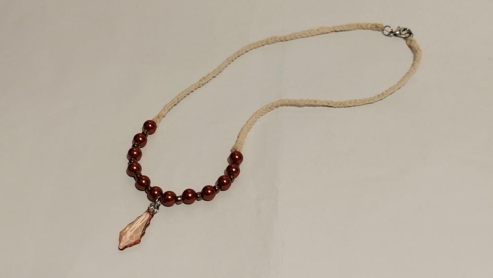 Colar com Pérolas cognac e pingente