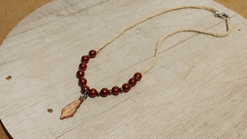 Colar com Pérolas cognac e pingente