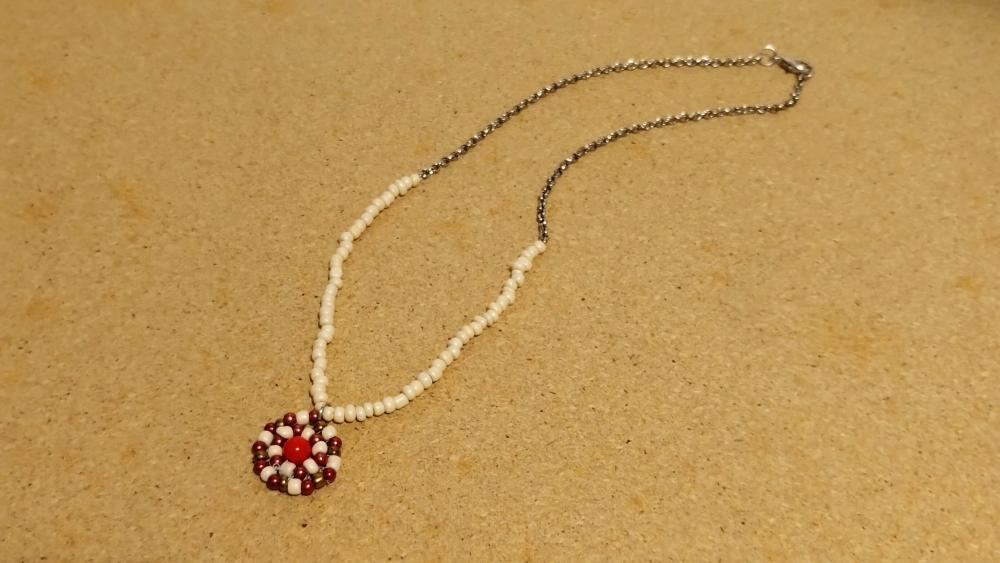 Colar com corrente Prata e pingente Mandala vermelha