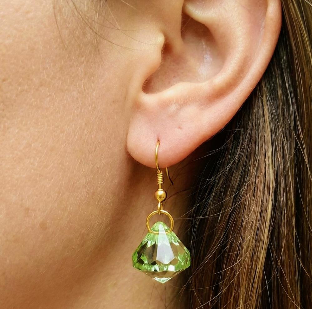Brincos anzol com pingente diamante peridoto