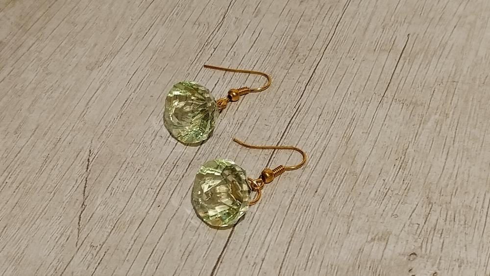 Brincos anzol com pingente diamante peridoto
