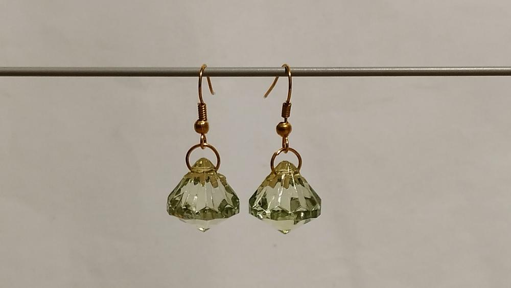 Brincos anzol com pingente diamante peridoto