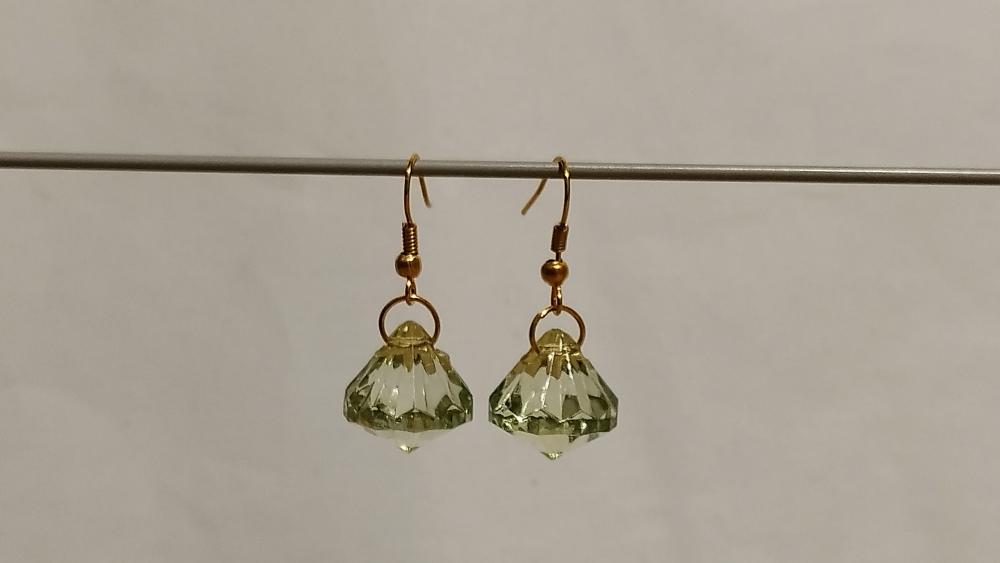 Brincos anzol com pingente diamante peridoto