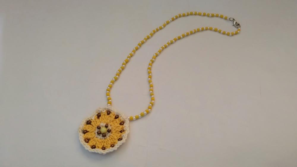 Colar artesanal com Mandala de crochê amarelo