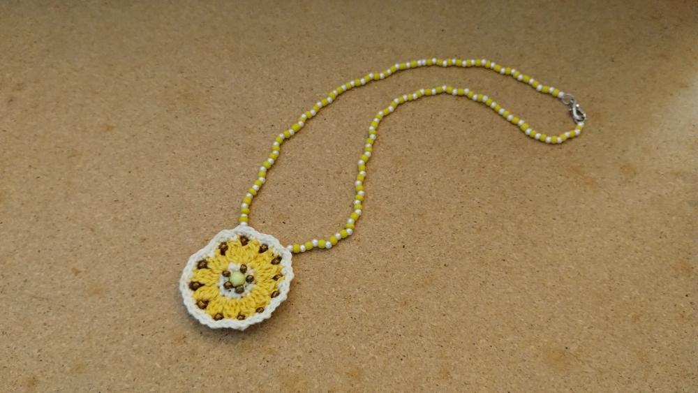 Colar artesanal com Mandala de crochê amarelo