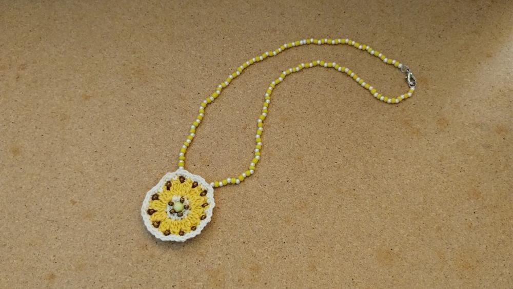 Colar artesanal com Mandala de crochê amarelo