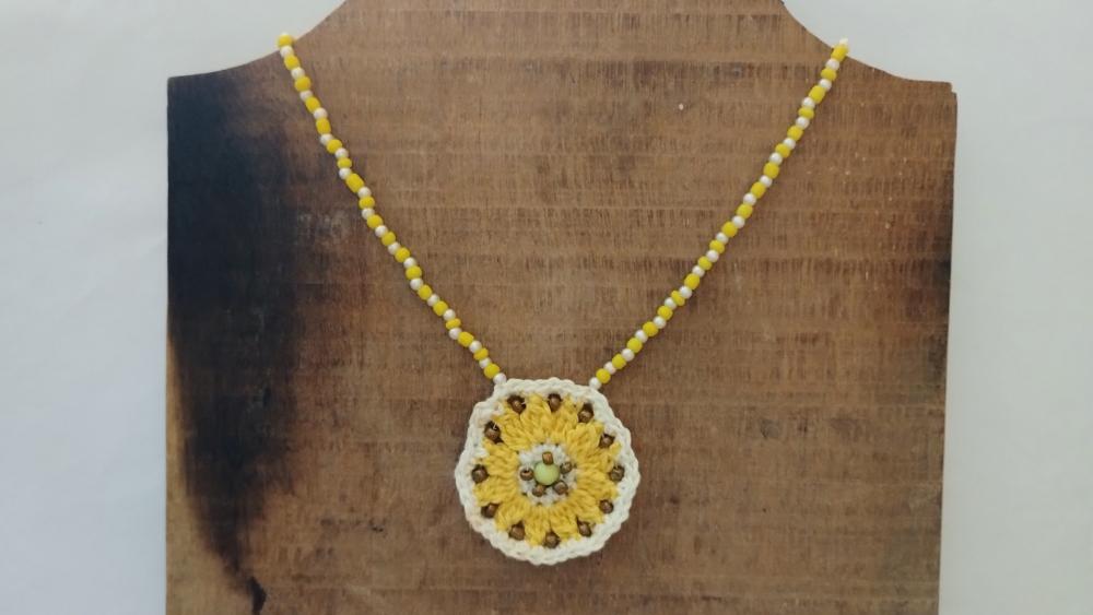 Colar artesanal com Mandala de crochê amarelo