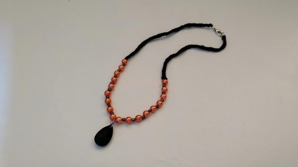 Colar com pérolas e pingente preto