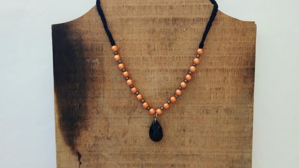 Colar com pérolas e pingente preto