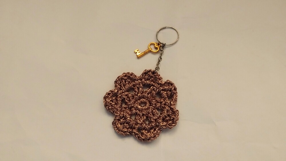 Chaveiro em crochê com pingente Chave