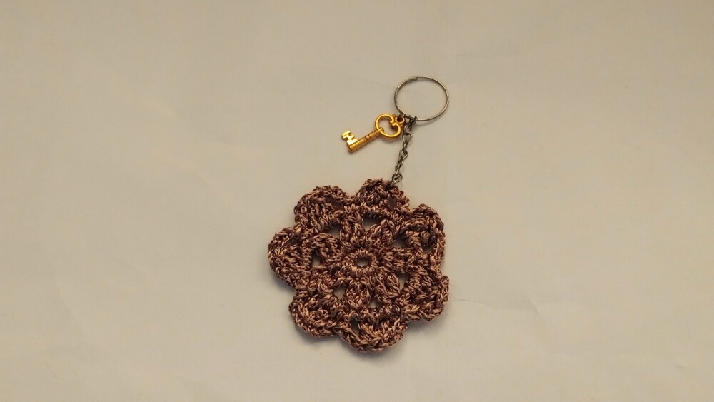 Chaveiro em crochê com pingente Chave