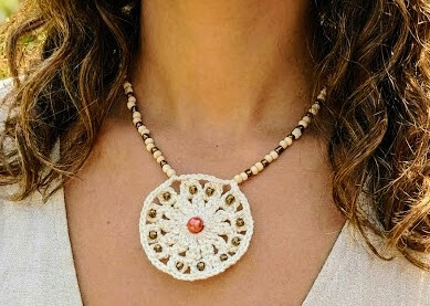 Colar em tom natural com Mandala em crochê