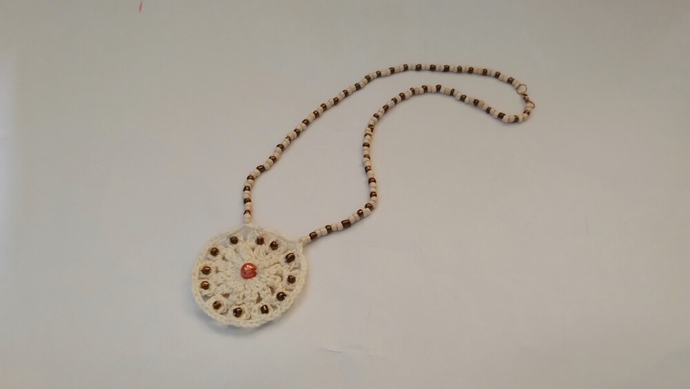 Colar em tom natural com Mandala em crochê
