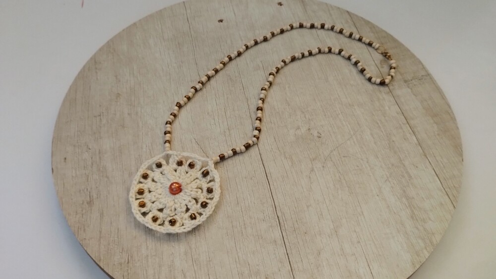 Colar em tom natural com Mandala em crochê