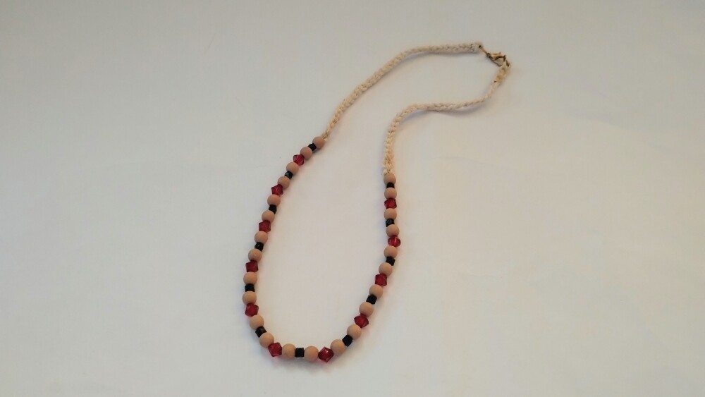 Colar de crochê com contas coloridas
