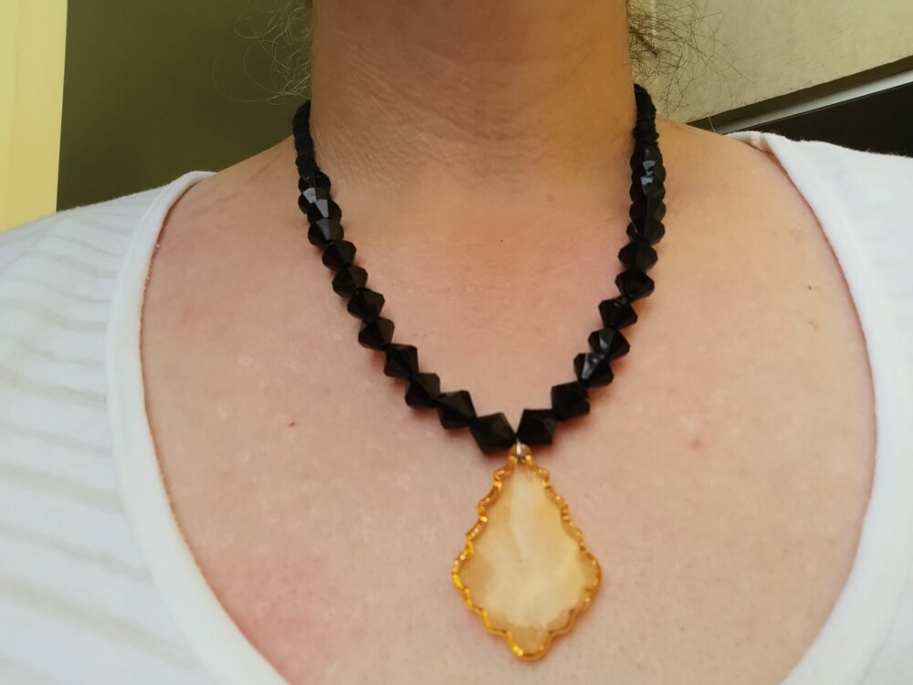 Colar de crochê com contas pretas e pingente Âmbar