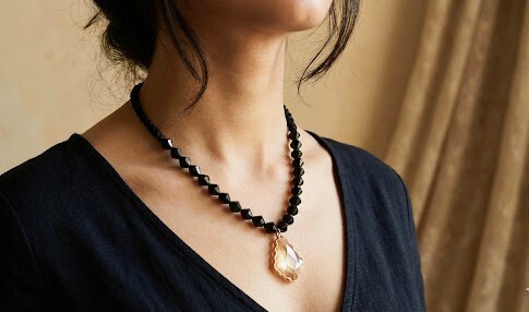 Colar de crochê com contas pretas e pingente Âmbar