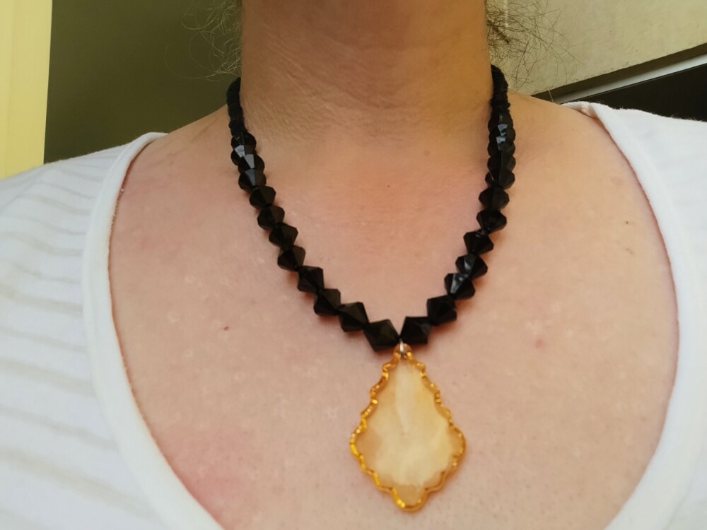 Colar de crochê com contas pretas e pingente Âmbar