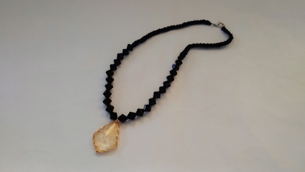 Colar de crochê com contas pretas e pingente Âmbar