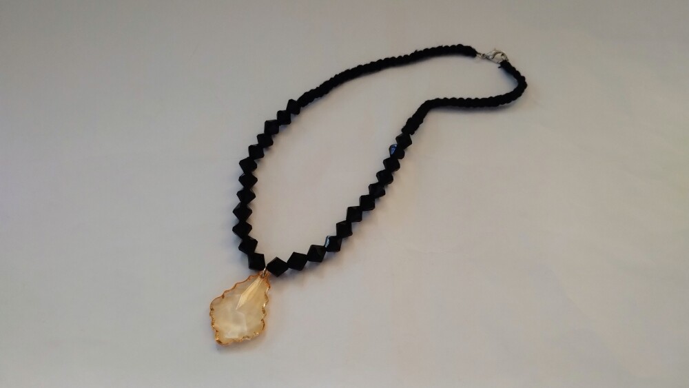 Colar de crochê com contas pretas e pingente Âmbar
