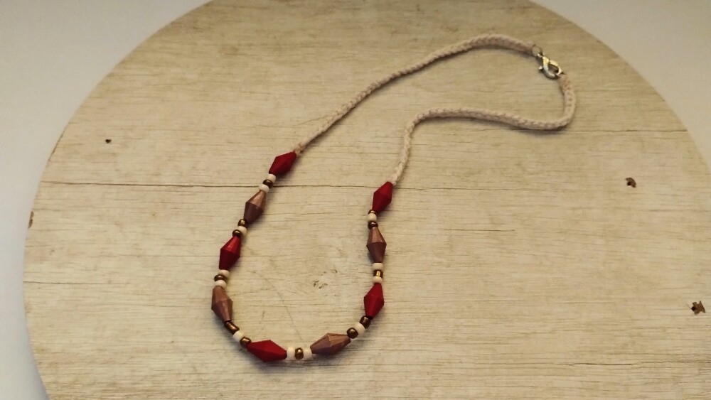 Colar Boho em tons terrosos e vermelho