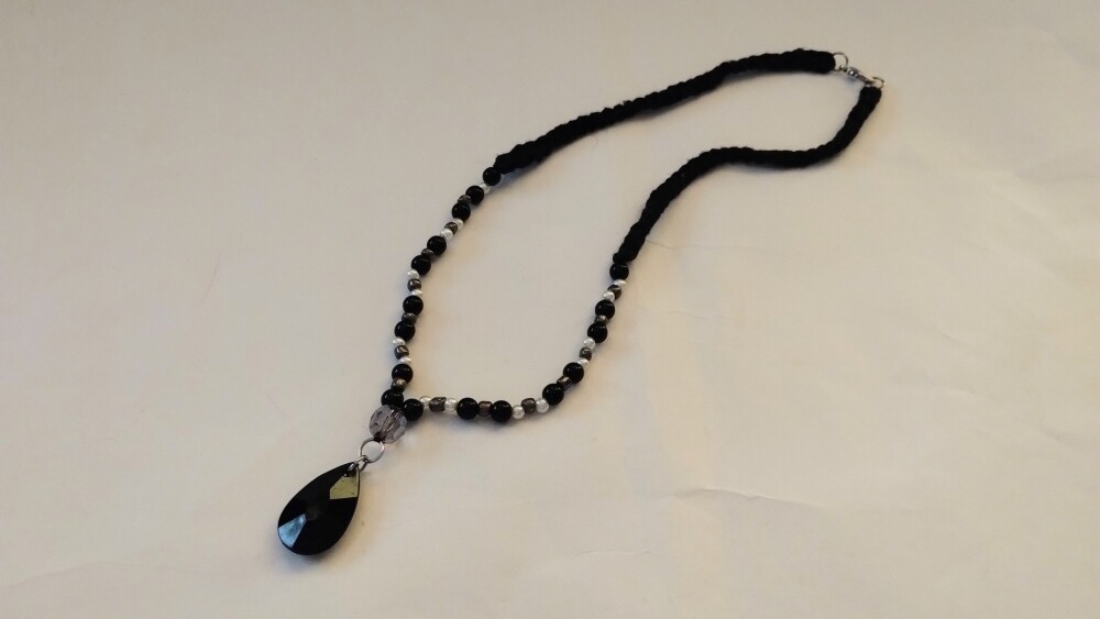 Colar com pingente preto