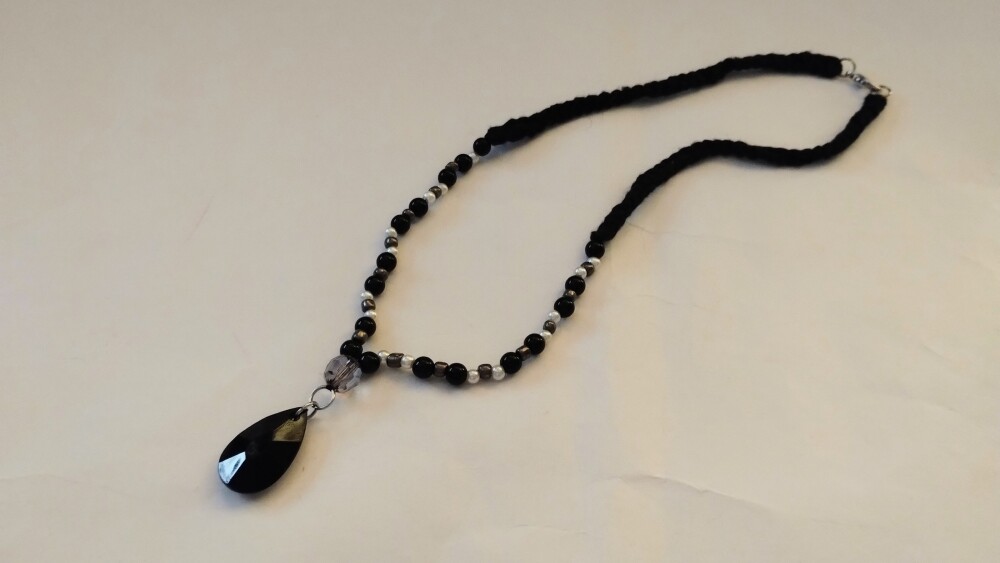 Colar com pingente preto