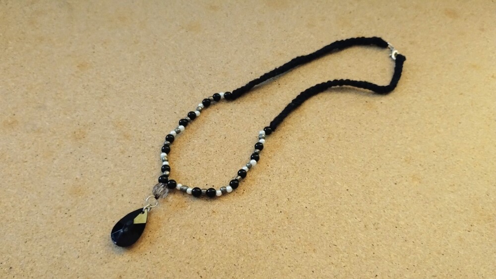 Colar com pingente preto