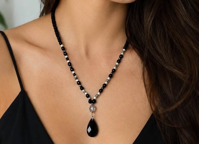Colar com pingente preto