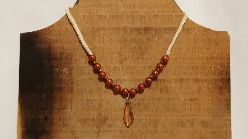 Colar com Pérolas cognac e pingente