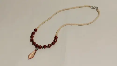 Colar com Pérolas cognac e pingente