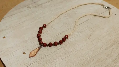 Colar com Pérolas cognac e pingente