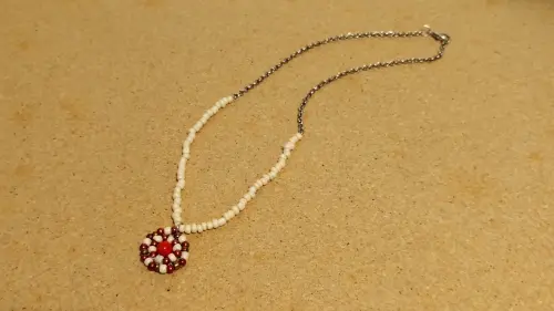 Colar com corrente Prata e pingente Mandala vermelha