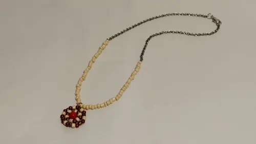Colar com corrente Prata e pingente Mandala vermelha