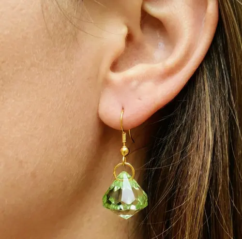 Brincos anzol com pingente diamante peridoto