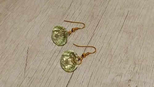 Brincos anzol com pingente diamante peridoto