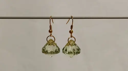 Brincos anzol com pingente diamante peridoto