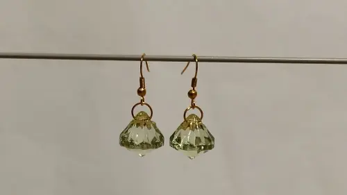 Brincos anzol com pingente diamante peridoto