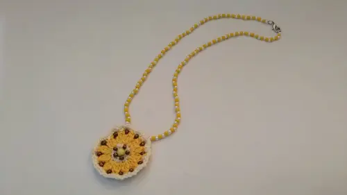 Colar artesanal com Mandala de crochê amarelo