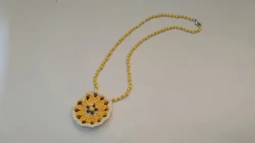 Colar artesanal com Mandala de crochê amarelo
