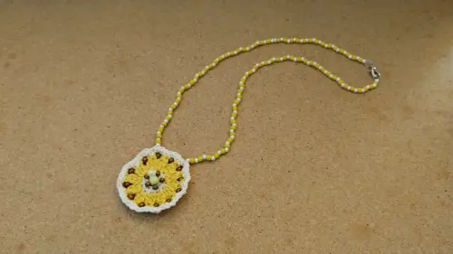 Colar artesanal com Mandala de crochê amarelo