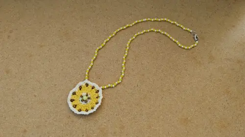 Colar artesanal com Mandala de crochê amarelo
