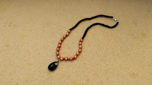 Colar com pérolas e pingente preto