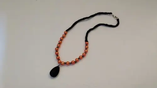 Colar com pérolas e pingente preto