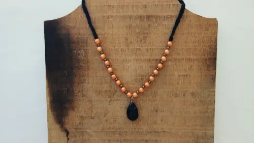 Colar com pérolas e pingente preto