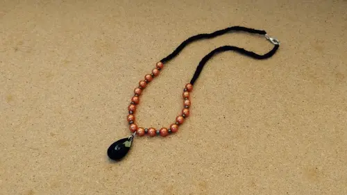 Colar com pérolas e pingente preto
