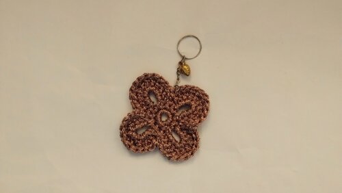 Chaveiro em crochê com pingente morango