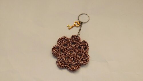 Chaveiro em crochê com pingente Chave