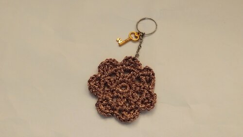 Chaveiro em crochê com pingente Chave